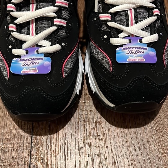*NWT* Skechers D’ Lites w/ Memory Foam - Picture 2 of 6